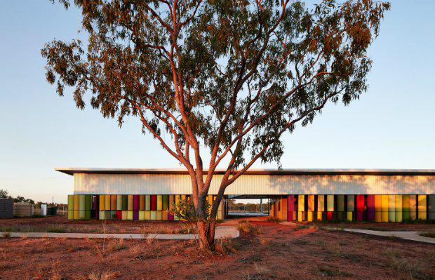 use_of_colour_iredale_pedersen_hook_architects_fitzroy_crossing_renal_hostel_large